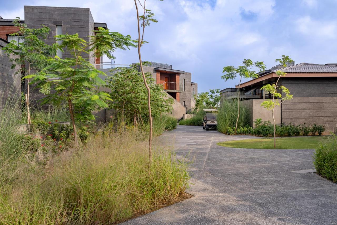 Mysa Zinc Journey By The Fern, Nani Devati Hotel Sānand Eksteriør billede