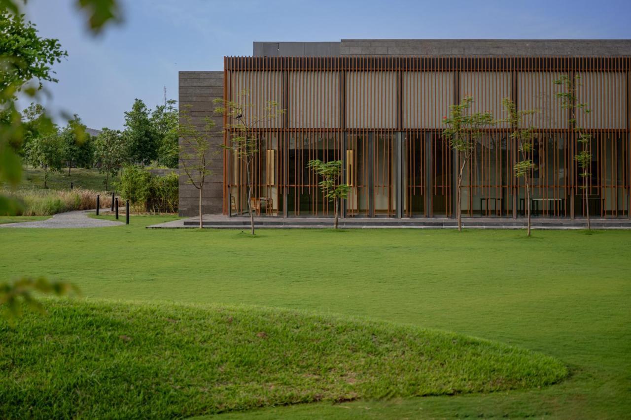Mysa Zinc Journey By The Fern, Nani Devati Hotel Sānand Eksteriør billede